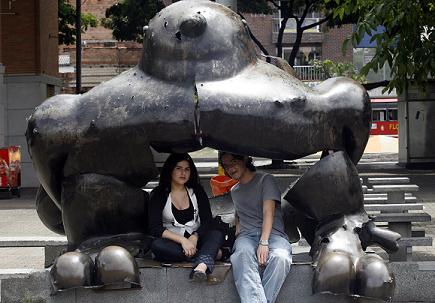 Betsy Valencia y Francisco Hernández en la escultura del pájaro, en el centro de Medellín, que rememora una época violenta anterior. Foto de Henry Agudelo.