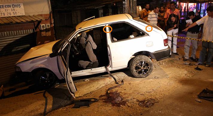 El carro de las víctimas, los círculos señalan un par de impactos de bala. Foto de Juan Fernando Cano.