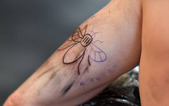 Tatuajes de abejas en solidaridad con víctimas de Manchester