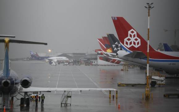Aeropuerto El Dorado de Bogotá afectado por tenebrosas tormentas eléctricas