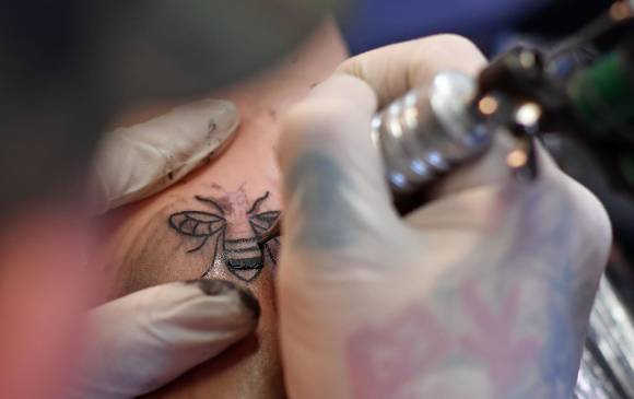 Tatuajes de abejas en solidaridad con víctimas de Manchester