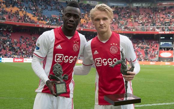 Dávinson Sánchez, galardonado por el Ajax por su gran desempeño