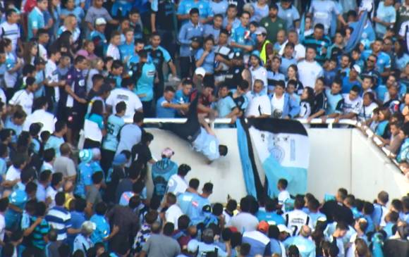 El momento en que Emanuel Balbo fue arrojado de una tribuna del estadio Mario Alberto Kempes de Argentina