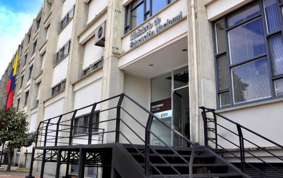 Capturan a funcionaria de Mineducación por falsos títulos de cirugía plástica